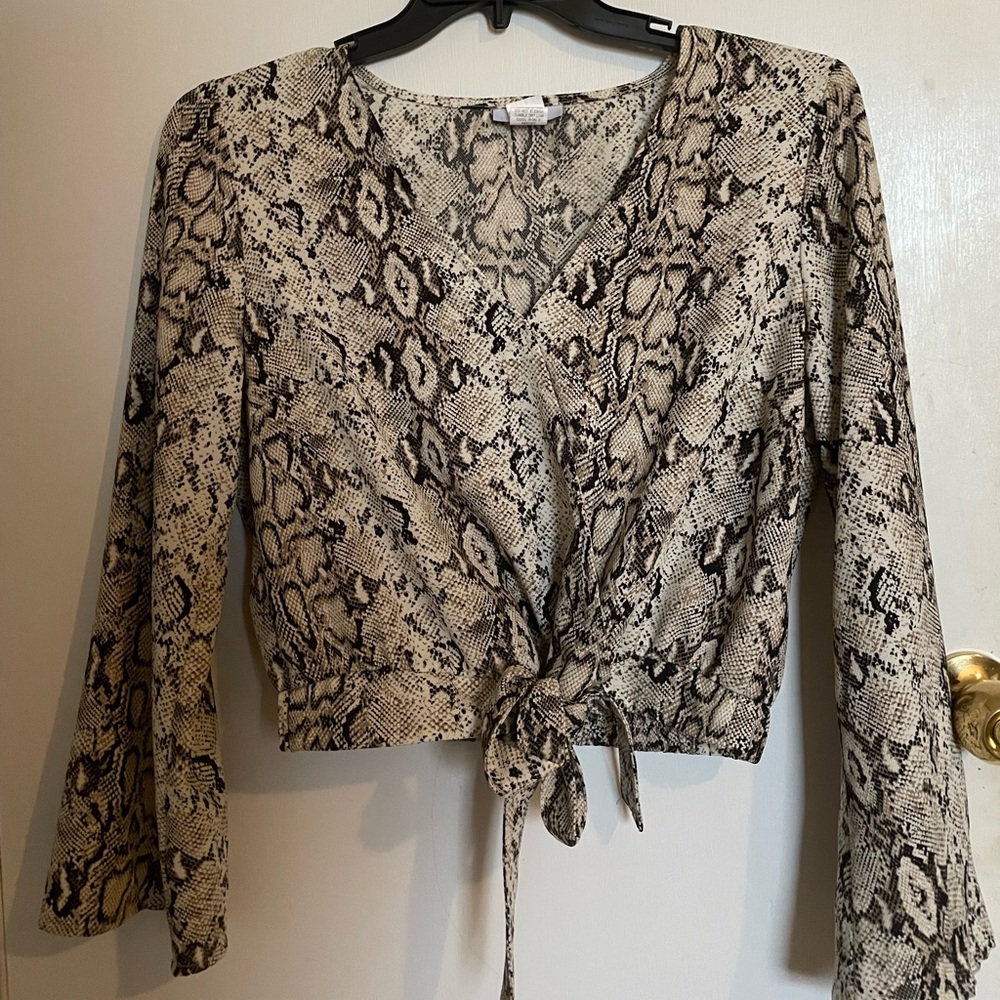 Super cute black and cream Joe B top. Size large
